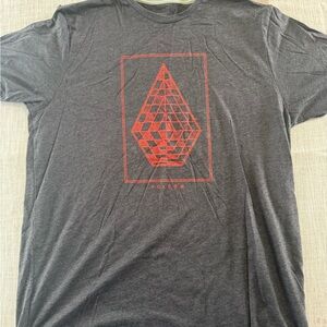 Volcom Men's Short Sleeve Tee in Charcoal with Red Geometric Print 2XL